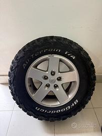 4 CERCHI JEEP WRANGLER JK r17 COMPLETI GOMMA