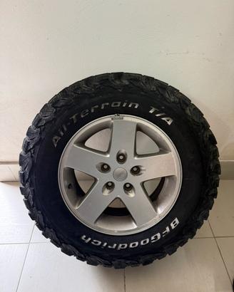 4 CERCHI JEEP WRANGLER JK r17 COMPLETI GOMMA