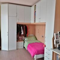 Camera a ponte con due letti