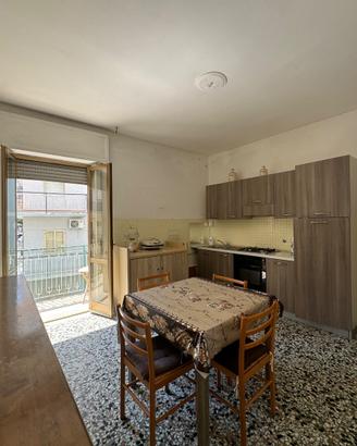 Cucina moderna accessoriata + forno e frigorifero
