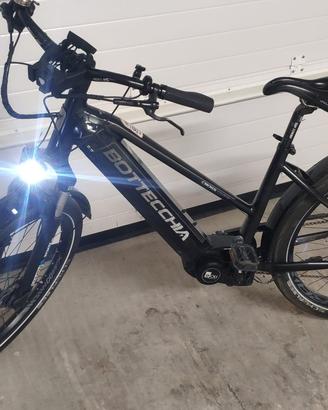 Bici elettrica e-bike trekking o città