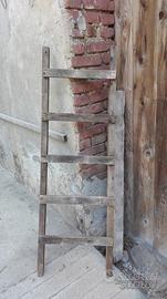 Vecchie scale cascina fienile pioli legno