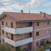 LUMINOSO TRICAMERE ALL'ULTIMO PIANO CON GARAGE:...