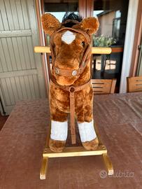 Cavallo a dondolo in peluche