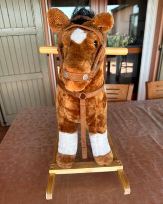 Cavallo a dondolo in peluche
