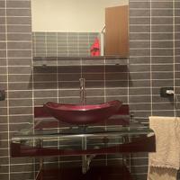 Bagno completo in vetro bordeaux 