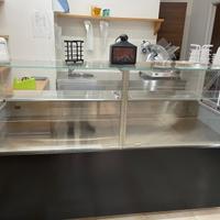 Bancone, frigo bibite, affettatrice, banco lavoro