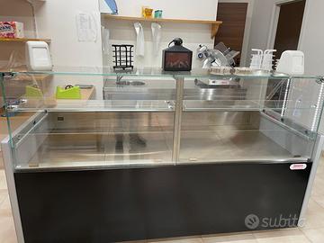 Bancone, frigo bibite, affettatrice, banco lavoro