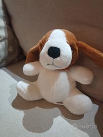 Peluches a forma di cane marrone e bianco