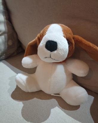 Peluches a forma di cane marrone e bianco
