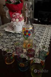 bottiglia e bicchierini liquori colorati 