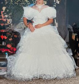 Abito da sposa con coda