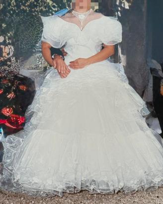 Abito da sposa con coda