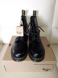 Dr. Martens Stivaletti Neri Nuovi