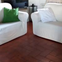 Due divani e due librerie Ikea 