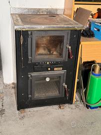 Stufa a legna CENTA con forno