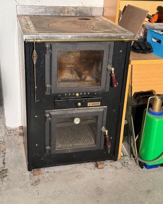 Stufa a legna CENTA con forno