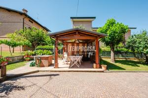Porzione di bifamiliare con giardino