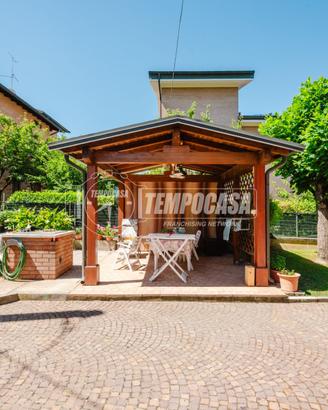 Porzione di bifamiliare con giardino