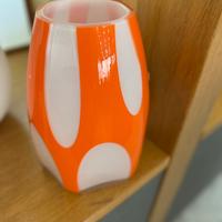 Vaso arancione e bianco in vetro