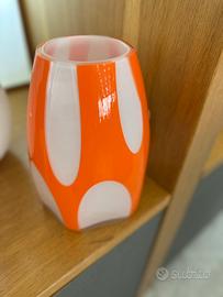 Vaso arancione e bianco in vetro
