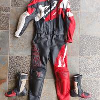 tuta pelle dainese con stivali abbinati