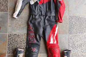 tuta pelle dainese con stivali abbinati