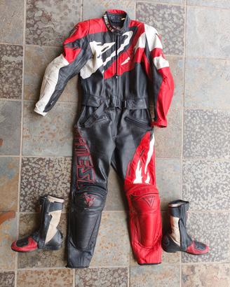 tuta pelle dainese con stivali abbinati
