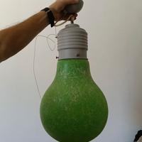 Lampadario forma di lampadina luce verde