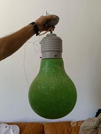 Lampadario forma di lampadina luce verde