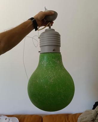 Lampadario forma di lampadina luce verde