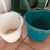 n. 2 secchi per scuderia