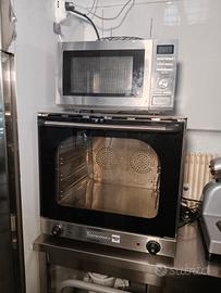 Forno ventilato professionale e anche microonde.