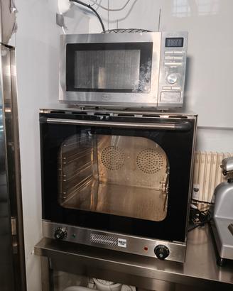 Forno ventilato professionale e anche microonde.