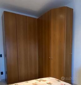 Mobile in legno ad angolo