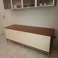 base con cestoni e pensili vetrine