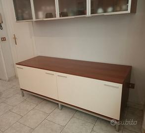 base con cestoni e pensili vetrine