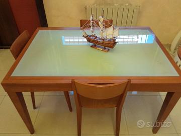 tavolo completo di  sedie €250 tratt.