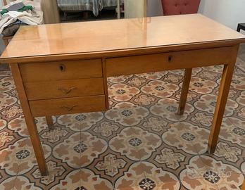 Scrivania anni 40 in legno chiaro con armadio