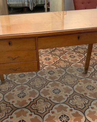 Scrivania in legno chiaro e armadio abbinato