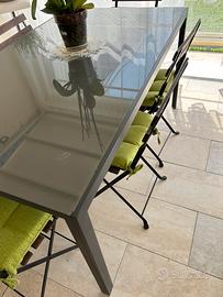 Tavolo con ripiano in vetro da interno o esterno