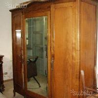 Guardaroba in noce a tre ante con specchiera