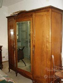 Guardaroba in noce a tre ante con specchiera