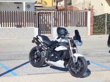 moto Triumph Speed triple 