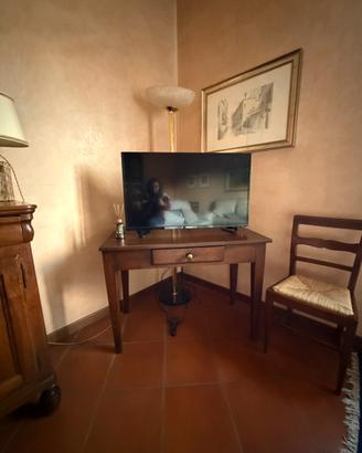 Tavolo scrittoio in noce.