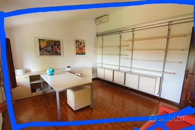 libreria con mobile e scrivania 