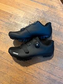 Scarpe da bici con attacco