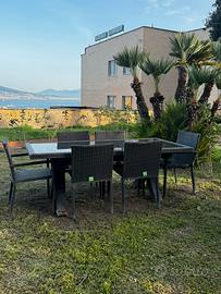 Tavolo con sedie da esterno