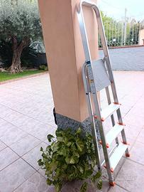 Scala pieghevole come NUOVA