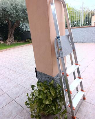 Scala pieghevole come NUOVA